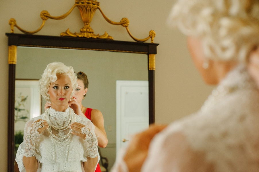 vintage pearl neckacle on bride